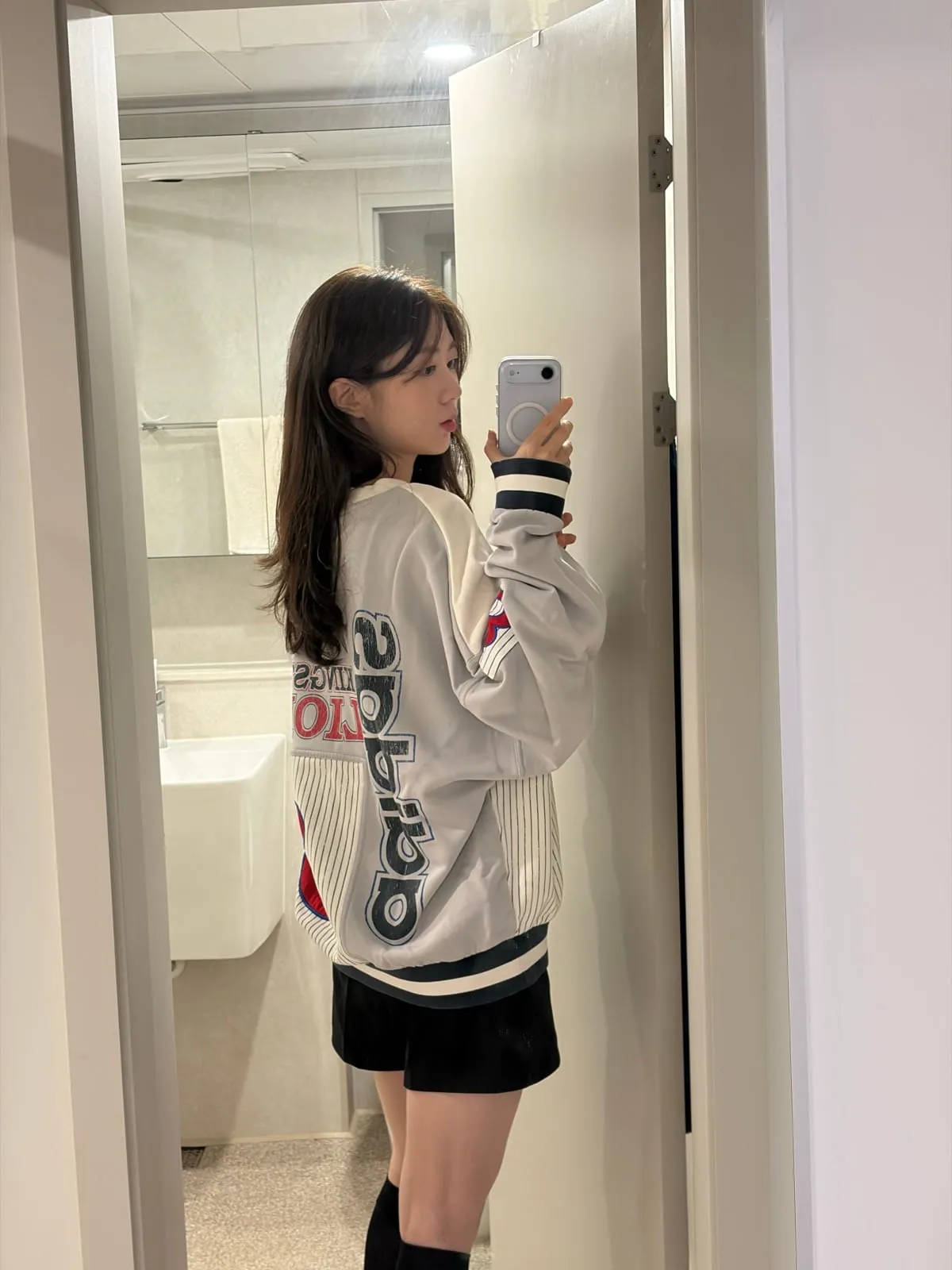 옆으로 비켜 선 뒷모습 거울 셀카