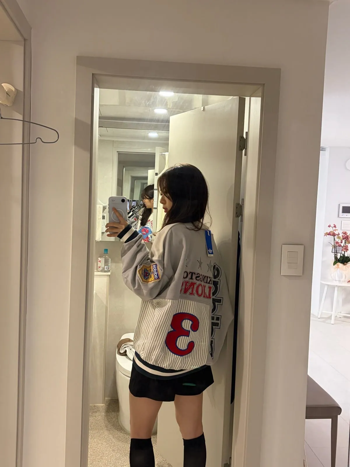 등번호 3이 보이는 뒷모습 거울 셀카