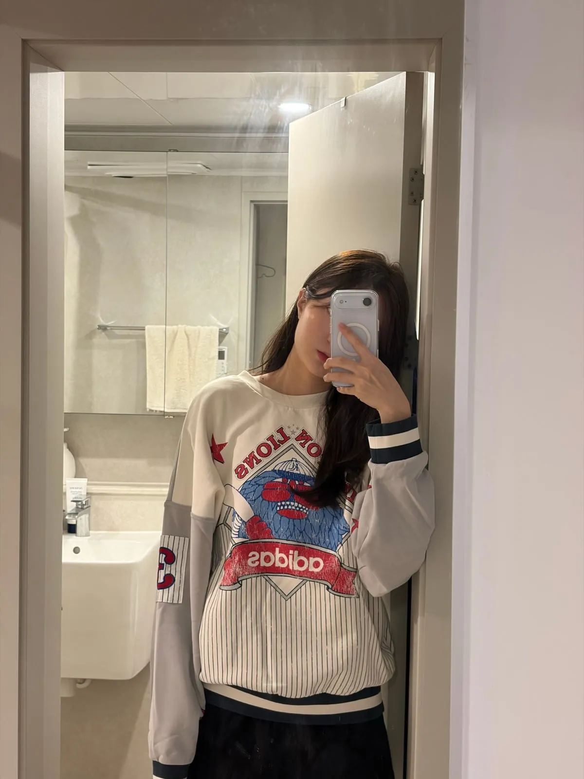 M 사이즈를 입은 앞모습 거울 셀카