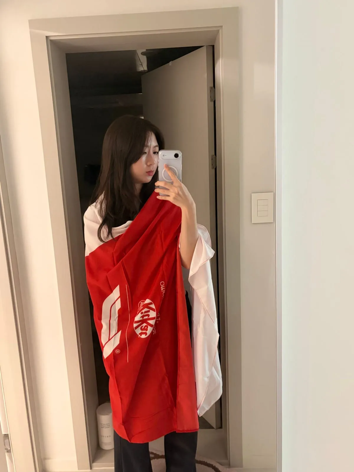 파레오를 어깨에 두른 앞모습