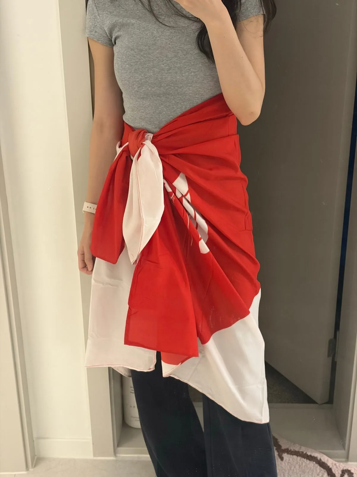 파레오를 허리에 묶어 치마처럼 두른 모습