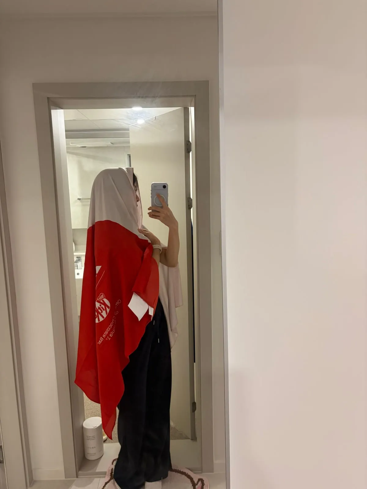파레오를 머리부터 둘러쓴 거울 셀카